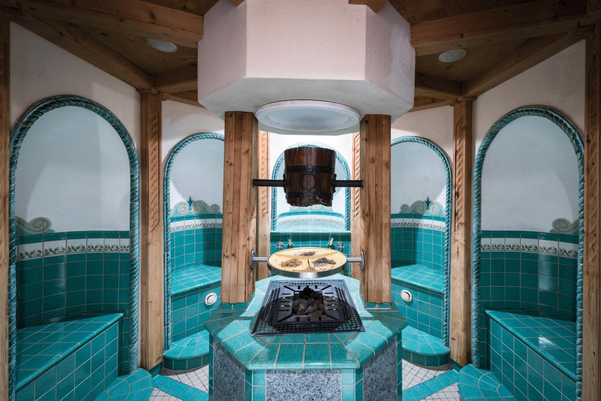Adula Hotel 4*